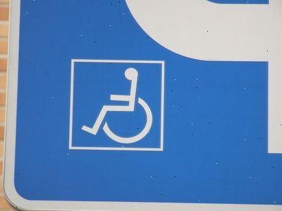 Hur att finansiera en rullstolsanpassad fordon. Gör din forskning om prissättning för rullstol skåpbilar och ändringar som rullstol hissar och ramper.