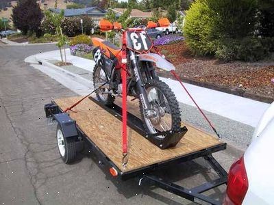 Hur binda en motorcykel i en trailer. Säkra din motorcykel.