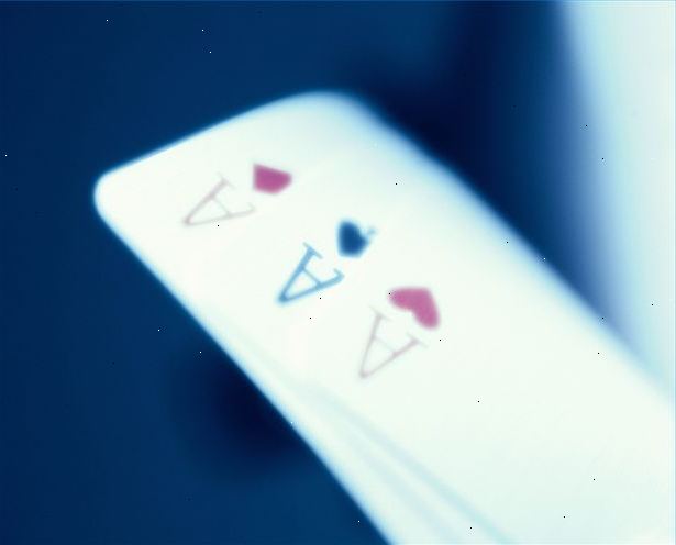 Hur man gör faraon shuffle med spelkort. Håll kortlek med vänster hand.