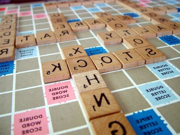 Få tips för att spela scrabble brädspel. Den första spelaren kombinerar två eller flera av sina brev att bilda ett ord.