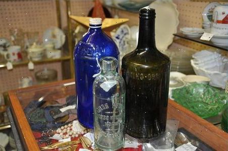 Hur man identifierar vintage och antika bruna glasflaskor. Flaskor har samlats här och där.